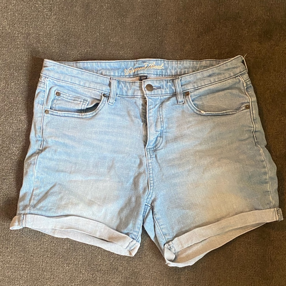 Universal thread light wash shorts